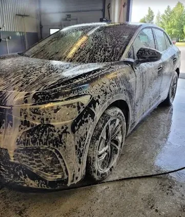 Vaahdotettu auto käsinpesussa