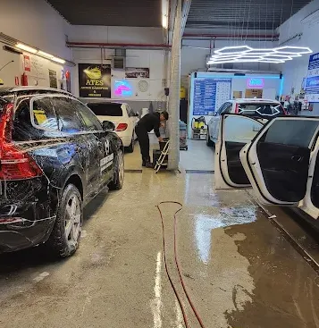 Ateksen pesuhalli Seinäjoella, autoja pestävänä
